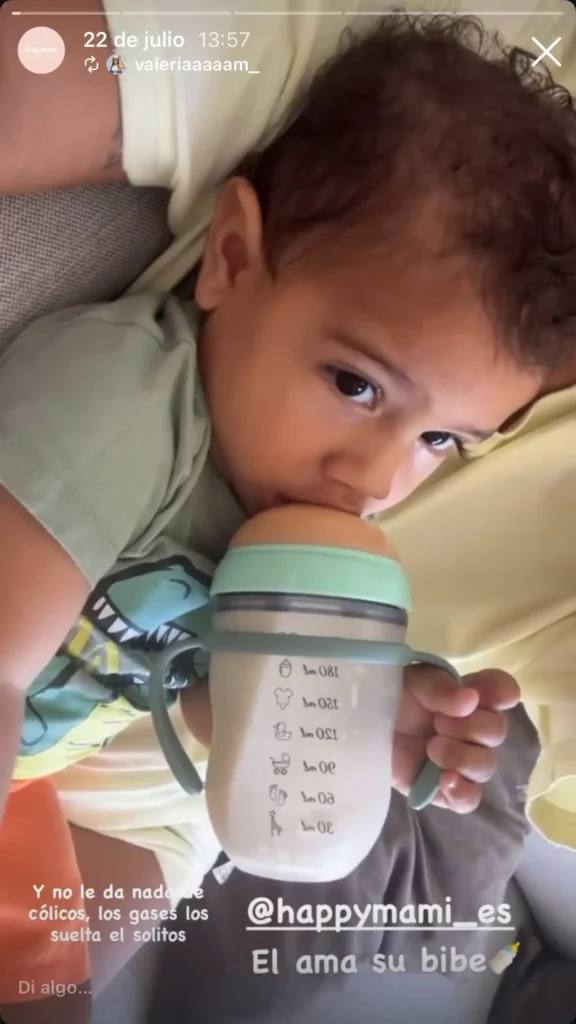 niño tomando leche en un biberón happymami verde