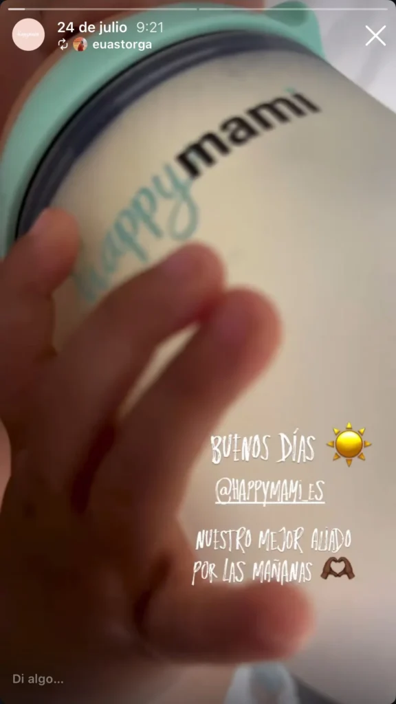 mano del bebé con un biberón happymami
